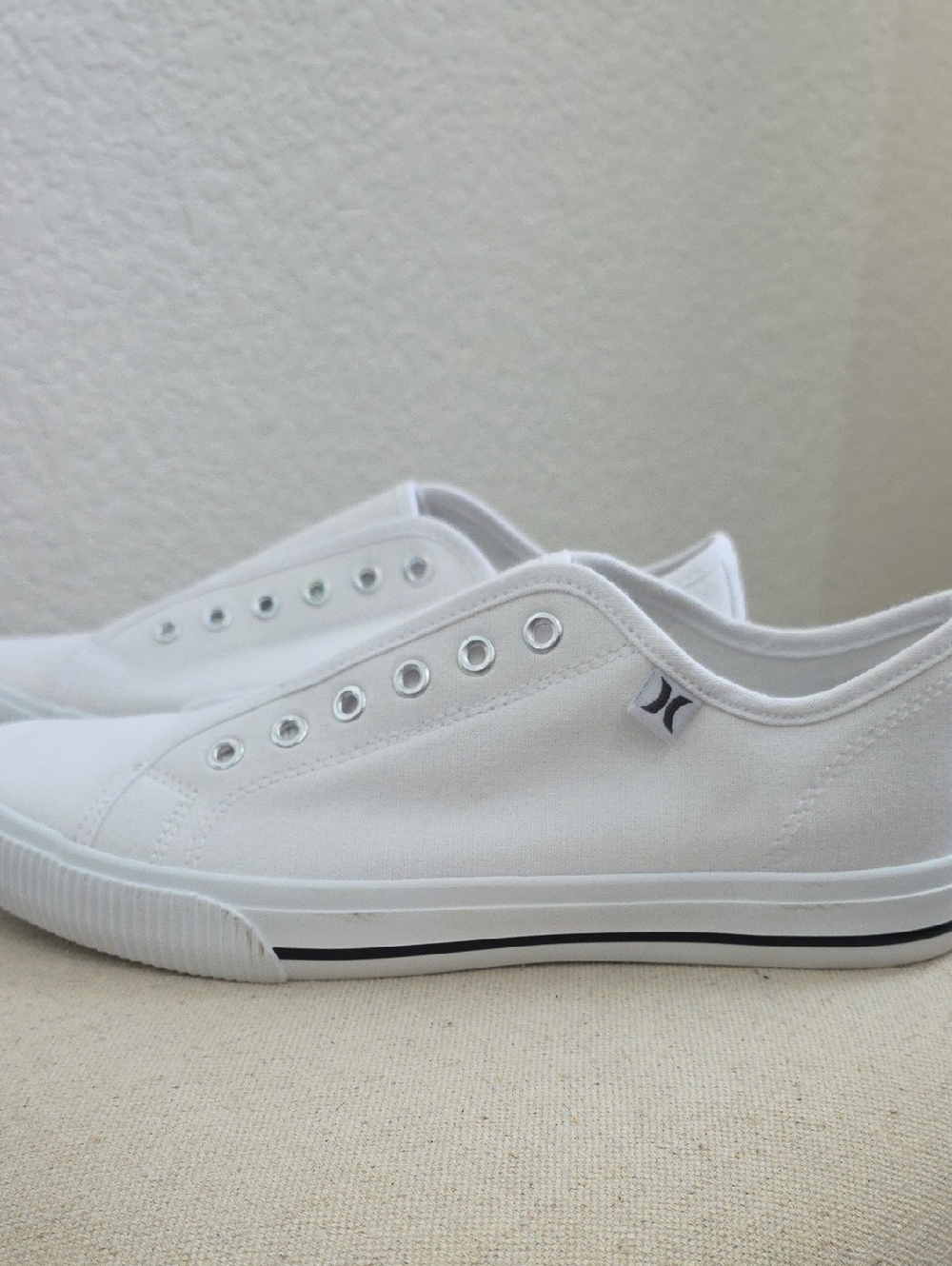Hurley Womens White Low-Top Slip-On Canvas Sneakers Size 7.5